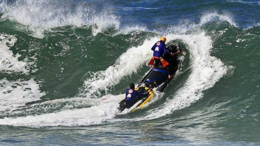 Surfista sendo encaixado na onda no Itacoatiara Big Wave de 2025 Surfista sendo encaixado na onda no Itacoatiara Big Wave de 2025