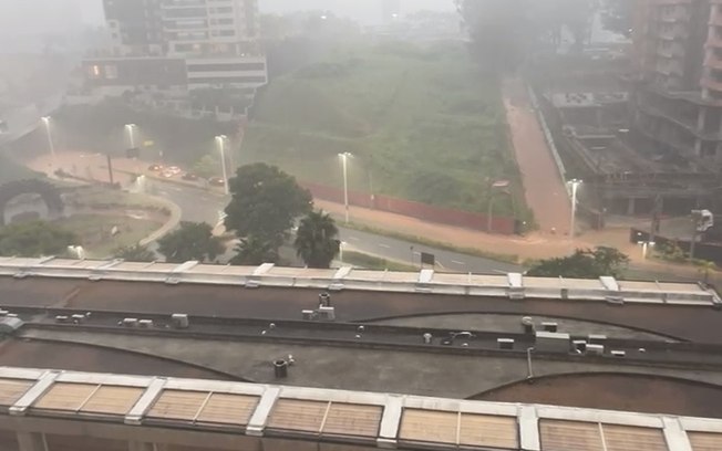 Chuva forte em Barueri causa transtornos e alagamentos Chuva forte em Barueri causa transtornos e alagamentos