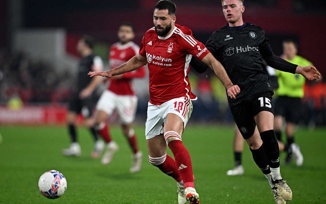 Felipe em ação com a camisa do Nottingham Forest na Premier League - Foto: Paul Ellis/AFP via Getty Images