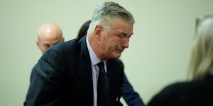 Após tiro, Alec Baldwin perguntou por que recebeu uma arma com munição
