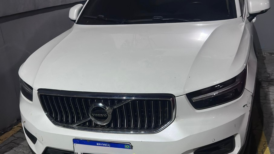 Veículo da marca Volvo, apreendido na ação.