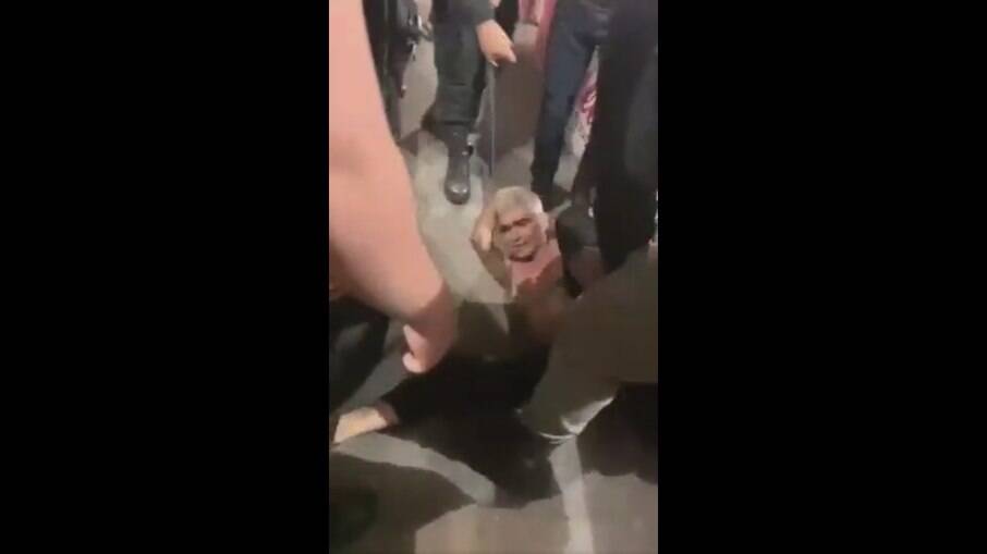 Vídeo mostra homem sendo agredido na Feira da 25, em Belém
