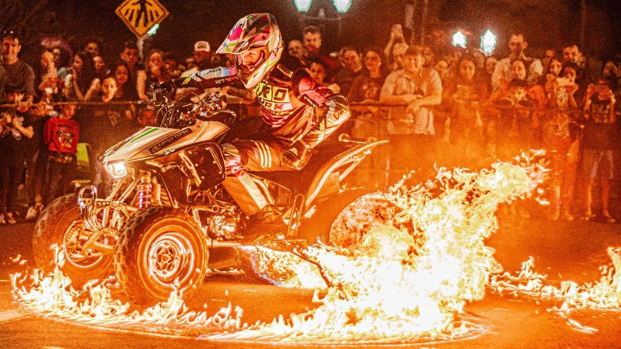 Pilotos da Pro Tork Alto Giro Show trazem acrobacias radicais ao estacionamento do Hopi Hari, com apresentações especiais nos dias 22 e 23 de novembro