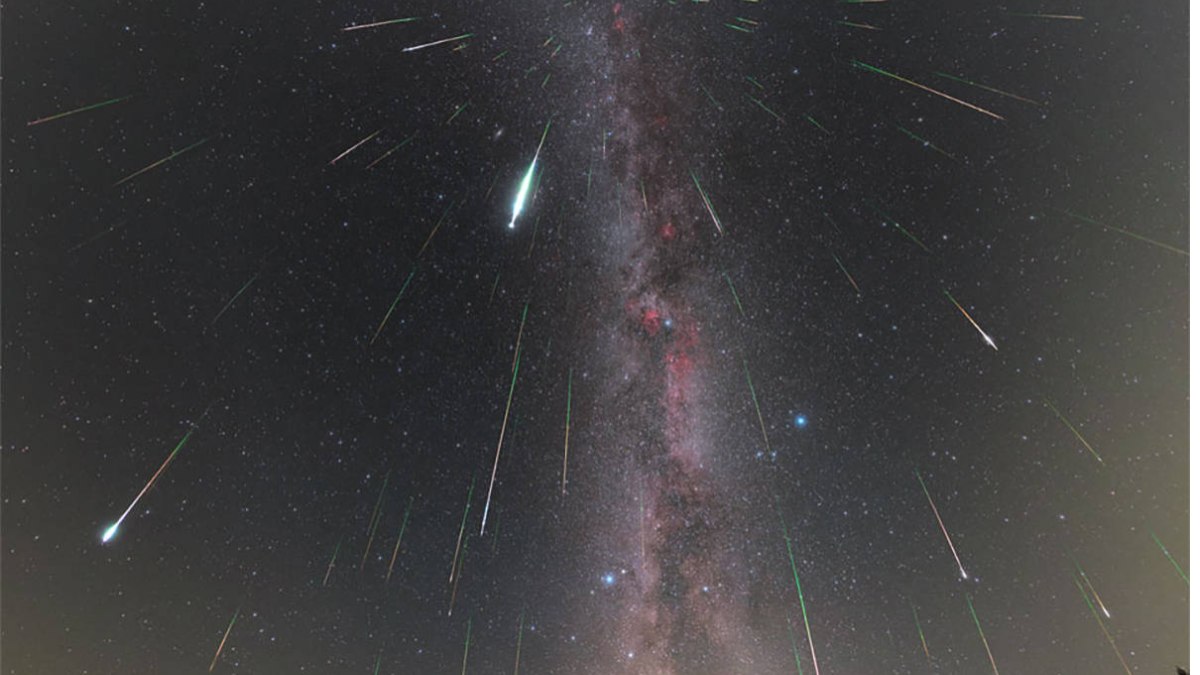 Chuva de meteoros Perseidas registrada sobre o Poloniny Dark Sky Park, na Eslováquia, em 2023