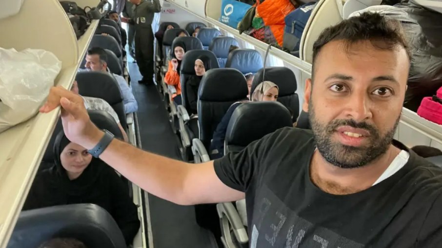 Brasileiros que deixaram Gaza dentro do avião rumo ao Brasil