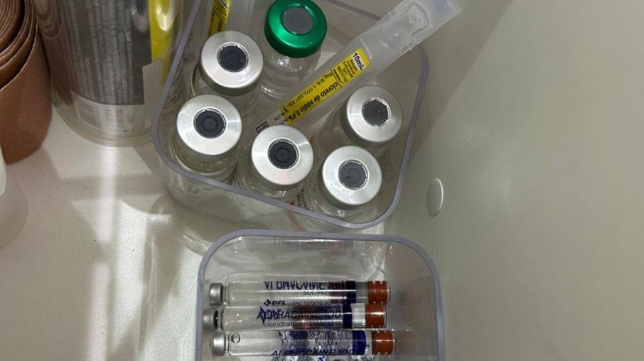 Os frascos continham agulhas acopladas e estavam armazenados de forma inadequada, aumentando o risco de contaminação Os frascos continham agulhas acopladas e estavam armazenados de forma inadequada, aumentando o risco de contaminação