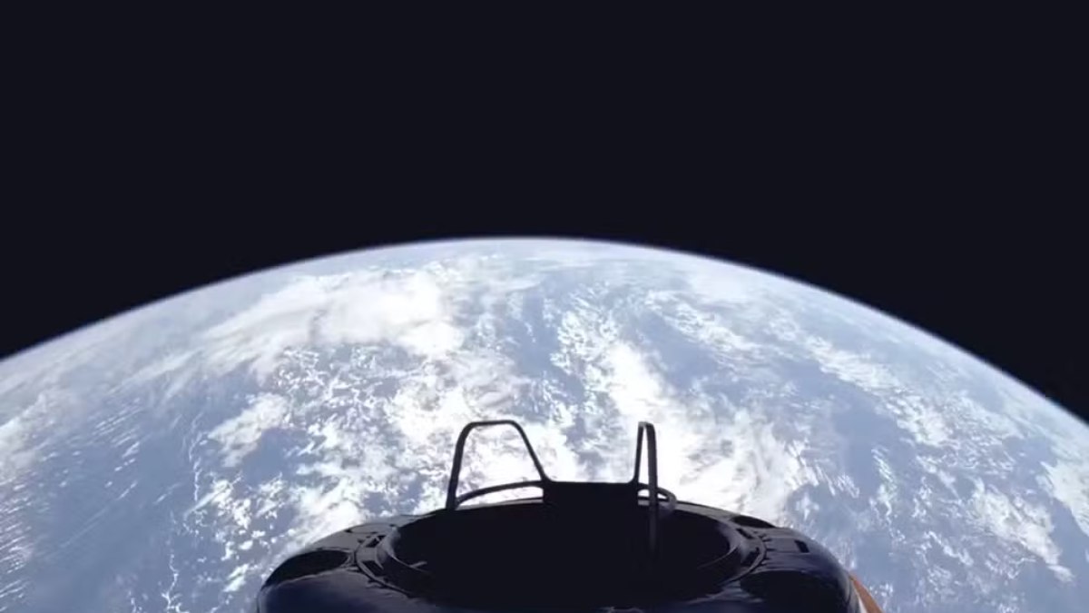 Vista da plataforma de caminhada espacial Crew Dragon, divulgada terça-feira (10)