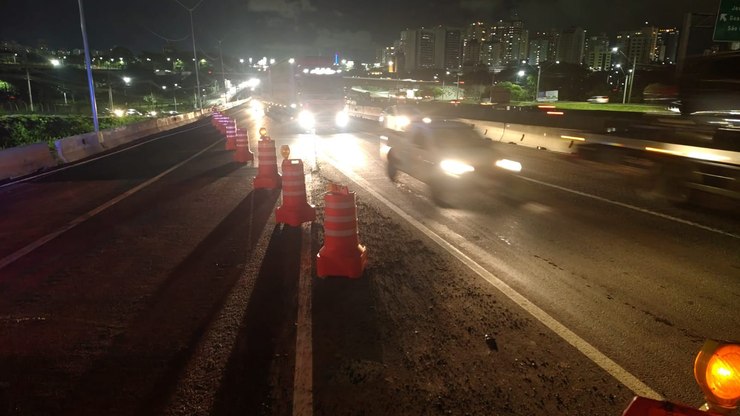 Via Dutra tem marginal fechada no Vale do Paraíba