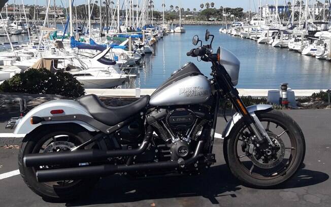 A H-D Low Rider S posando em uma marina na cidade californiana de San Diego