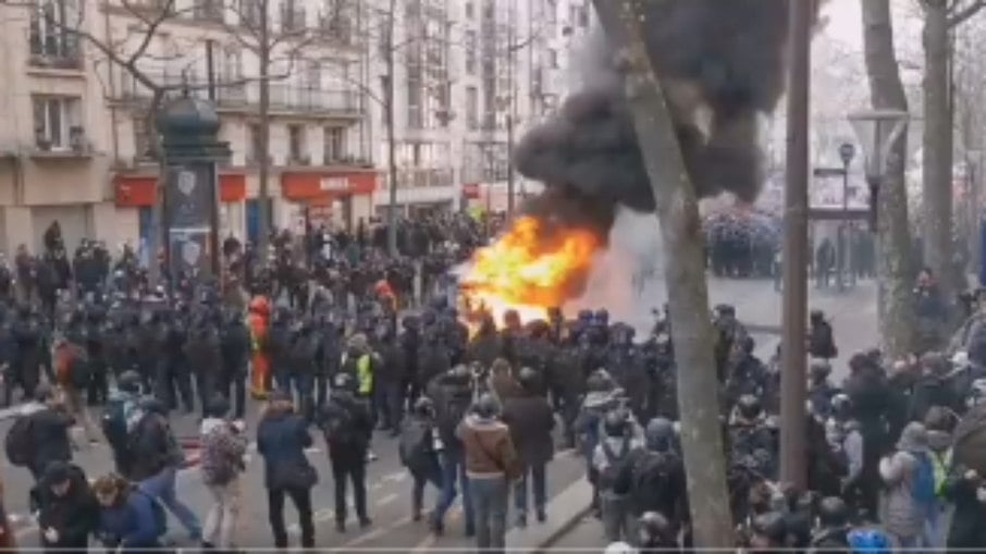 Franceses lotam ruas em protesto contra a reforma da Previdência
