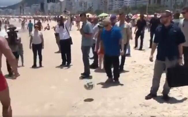 Benjamin Netanyahu jogou bola com grupo que estava na praia de Copacabana