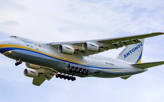 Antonov AN-124, o maior avião de cargas, pousa no Brasil