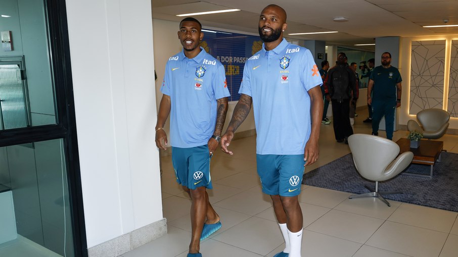 Rayan e Igor Thiago chegam ao centro de treinamento da CBF