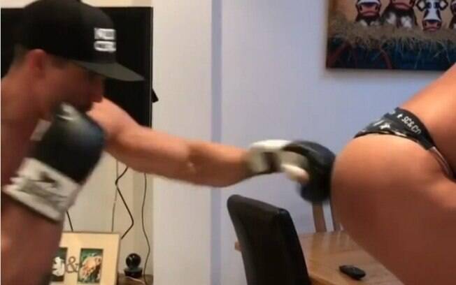 Vídeo em que americano usa bumbum como saco de pancada para praticar box faz sucesso no Instagram