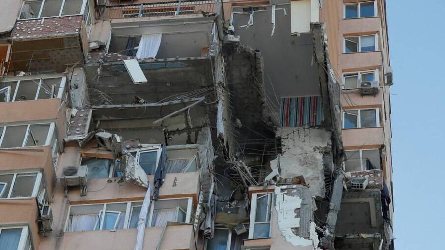 Prédio residencial atingido por míssil em Kiev