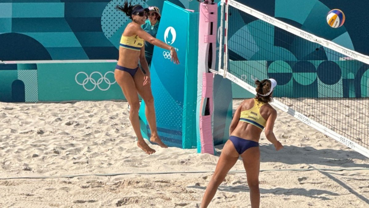 Bárbara e Carol durante duelo contra holandesas no vôlei de praia