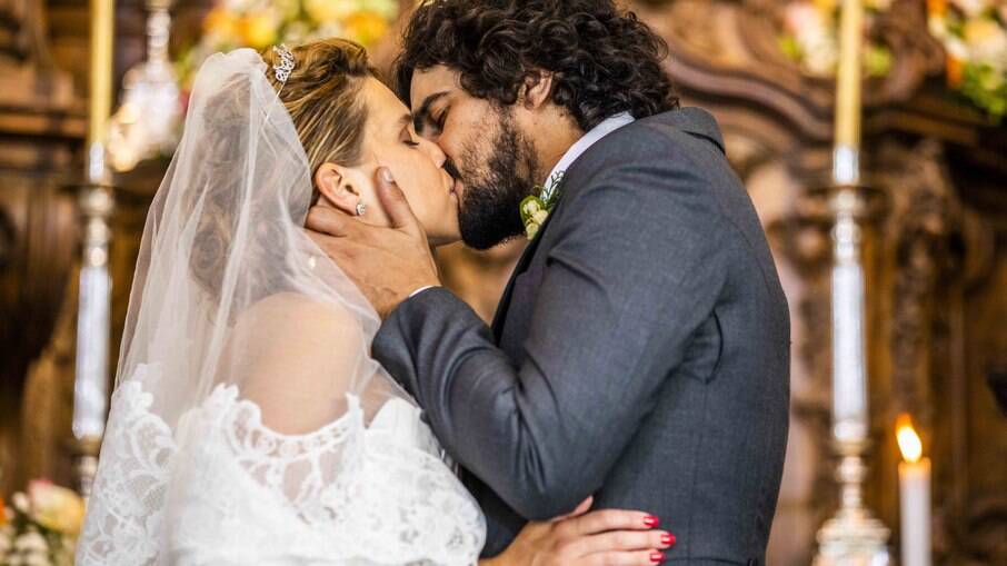 José Leôncio e Madeleine se casam em Pantanal