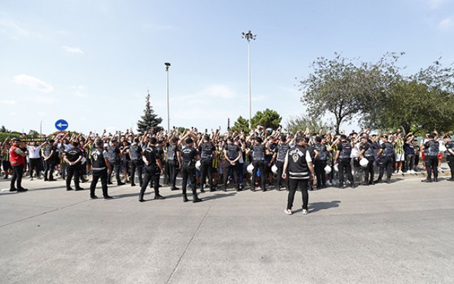 Novo reforço do Fenerbahçe, Fred é recebido com festa na Turquia Novo reforço do Fenerbahçe, Fred é recebido com festa na Turquia