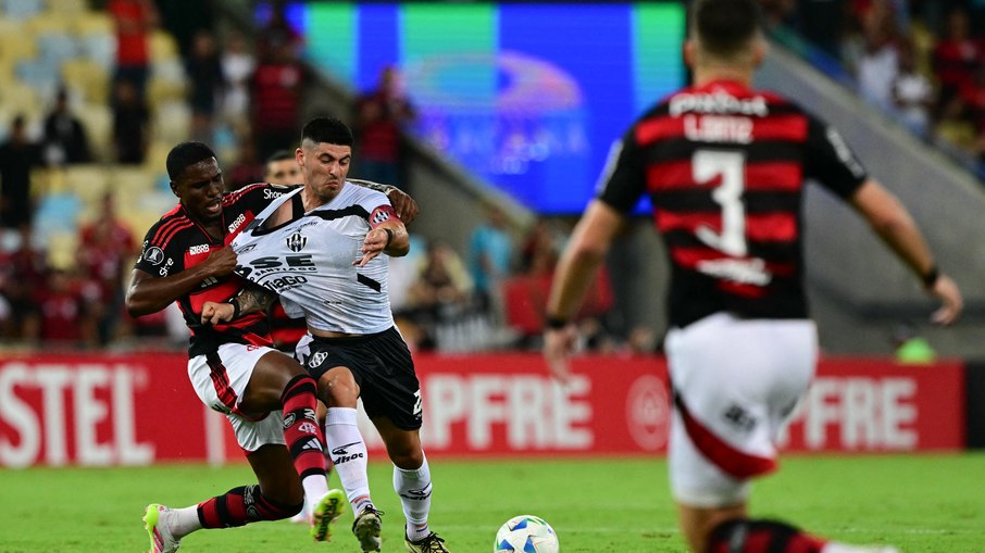 Flamengo desperdiça chances e é derrotado em casa na Libertadores Flamengo desperdiça chances e é derrotado em casa na Libertadores