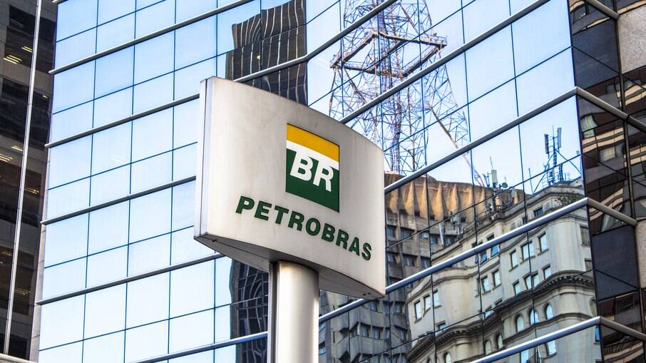 Petrobras fecha pregão em alta