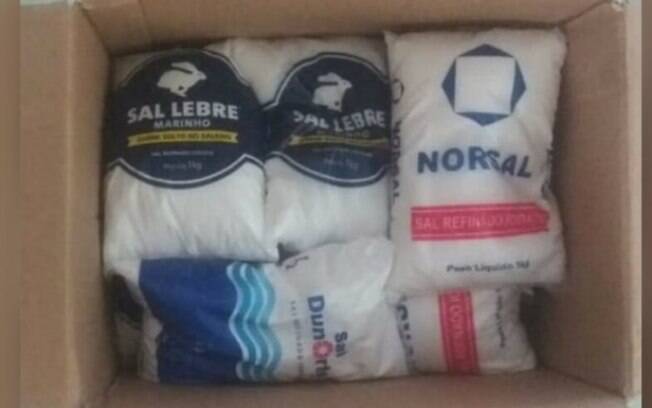 Família de Campinas recebeu cesta básica com nove pacotes de sal.