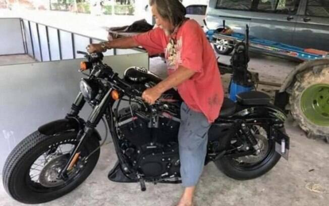 Senhor tailandês não só comprou uma Harley-Davidson como pagou pela motocicleta à vista e em dinheiro