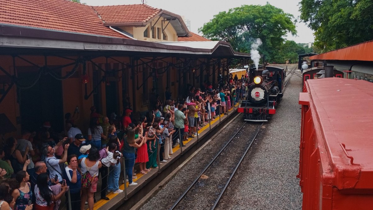 Maria Fumaça que realiza passeios entre Campinas e Jaguariúna. Maria Fumaça que realiza passeios entre Campinas e Jaguariúna.