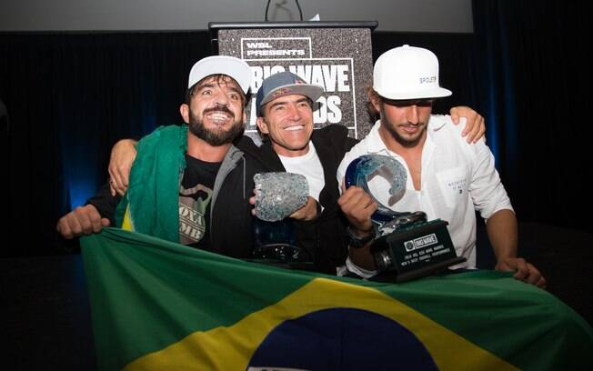Os brasileiros Rodrigo Koxa, Carlos Burle, Lucas Chianca comemoram os prêmios recebidos no 'Oscar' das ondas grandes