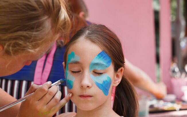 Maquiagem infantil com flores  Maquiagem infantil, Artistas, Make