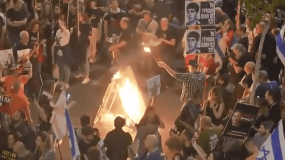 Protesto em Tel Aviv; a polícia diz ter havido na cidade “uma grande quantidade de manifestantes que perturbaram a ordem pública”; 16 foram presos