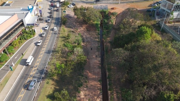 Obras de drenagem na Avenida Invernada são retomadas em Valinhos