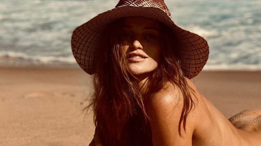 Cintia Dicker surpreende fãs com topless na praia e arranca suspiros: 'Maravilhosa'