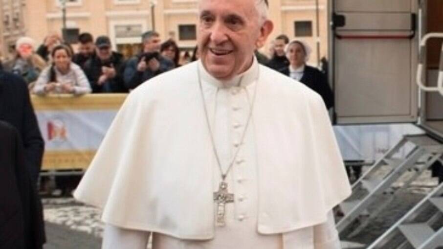 Papa Francisco passou por procedimento no intestino para corrigir estenose 