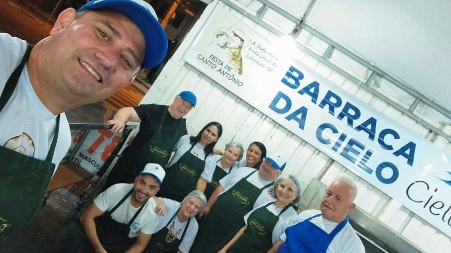 Clínica comercializa pratos como risoto, lasanha e nhoque em sua barraca solidária