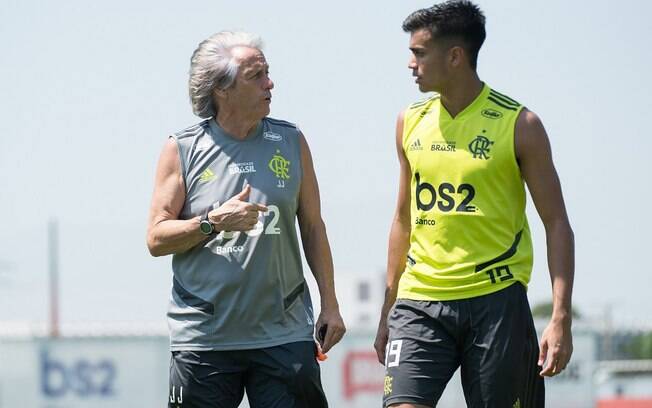 Jorge Jesus conversa com Reinier durante treino do Flamengo