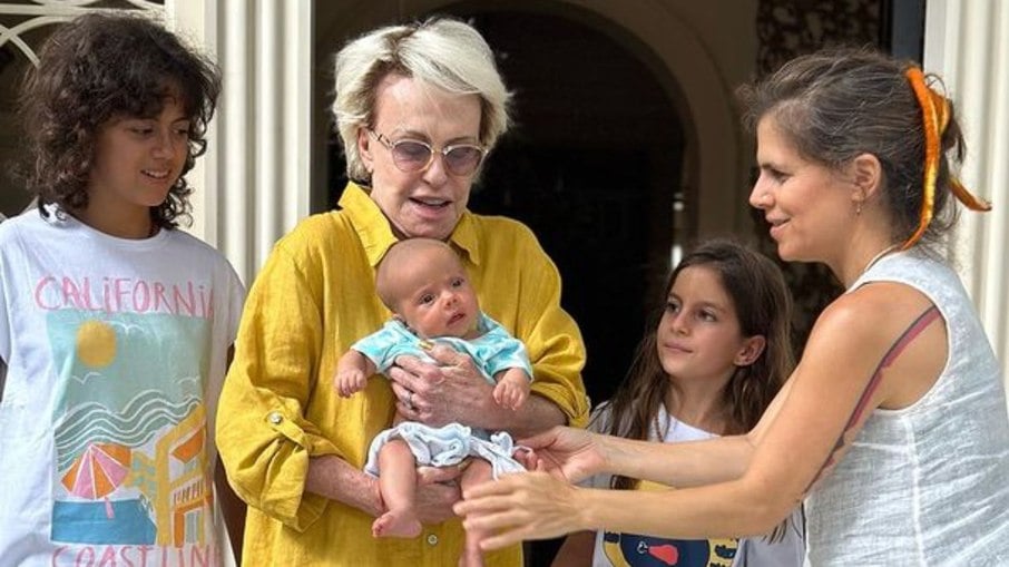 Ana Maria Braga com filha, Mariana Maffeis, e netas