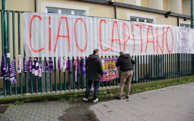 'Tchau, capitão': Homenagens de torcedores da Fiorentina para Davide Astori 