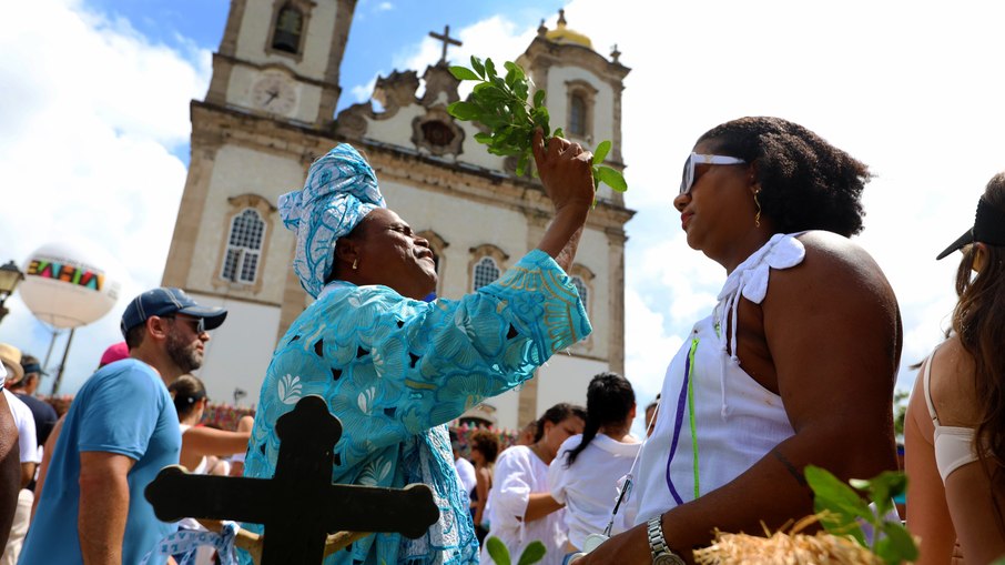 Lavagem da Igreja do Senhor do Bonfim, na Bahia, reúne orações católicas, manifestações de religiões de matrizes africanas e elementos do sincretismo religioso. Lavagem da Igreja do Senhor do Bonfim, na Bahia, reúne orações católicas, manifestações de religiões de matrizes africanas e elementos do sincretismo religioso.