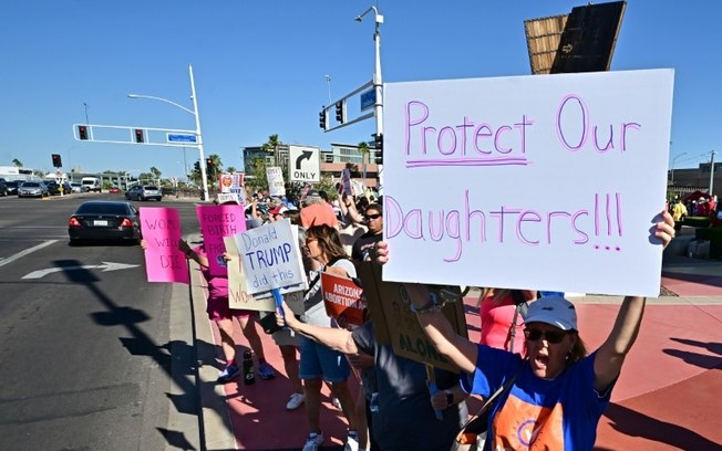 Defensoras do direito ao aborto protestam em Scottsdale (Arizona), estado em que um tribunal restabeleceu uma lei de 1864 que proíbe quase completamente o aborto
