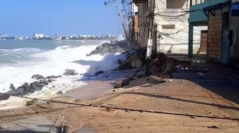 Ressaca causa desmoronamento de casas no RJ