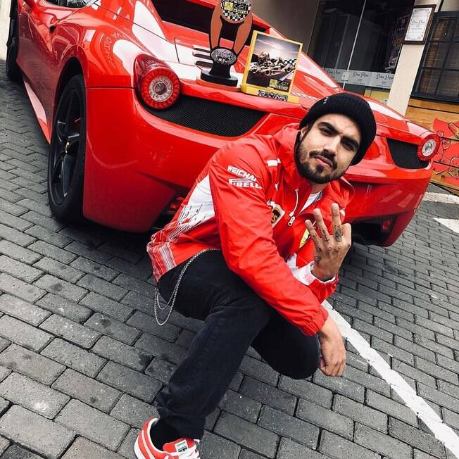 Caio Castro com a Ferrari