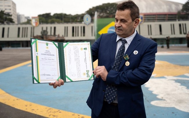 Urandir Fernandes de Oliveira recebe a Medalha do Exército Brasileiro Urandir Fernandes de Oliveira recebe a Medalha do Exército Brasileiro