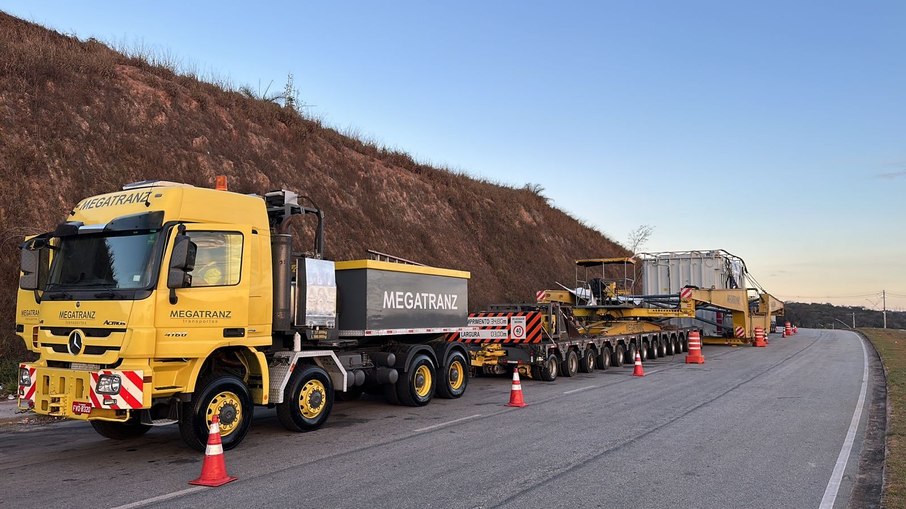 Carreta gigante trafega pela BR-040 neste sábado entre Juiz de Fora e Levy Gasparian