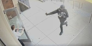 Homem com máscara de gás ataca policiais em tribunal dos EUA