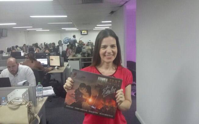 A carioca Priscilla Esteves empunha sua edição de 'Romeu e Julieta: War', assinada por Stan Lee