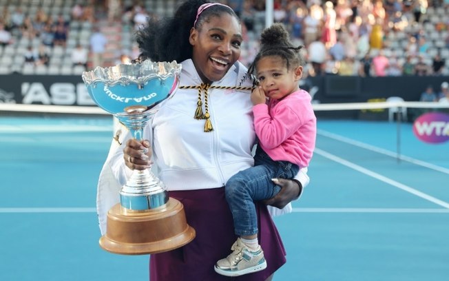 Serena Williams posa com a filha Olympia após vencer a final do Auckland Classic, em 12 de janeiro de 2020. Serena Williams posa com a filha Olympia após vencer a final do Auckland Classic, em 12 de janeiro de 2020.