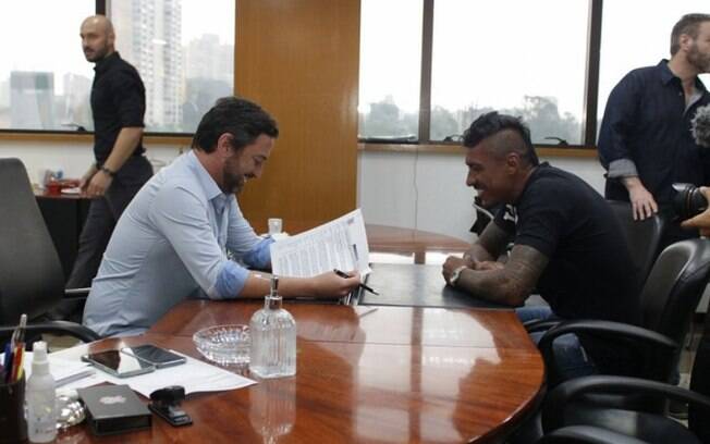 Presidente do Corinthians vê atraso da Taunsa como 'normal' e reitera que salário de Paulinho está em dia