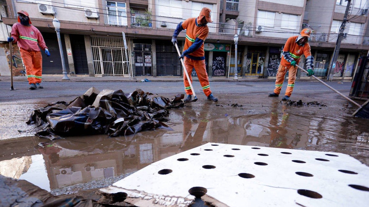 Equipes de limpeza atuam em áreas de Porto Alegre em que a água baixou