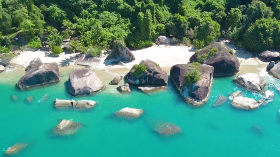 No frio? Conheça a praia brasileira com mar quente o ano todo No frio? Conheça a praia brasileira com mar quente o ano todo