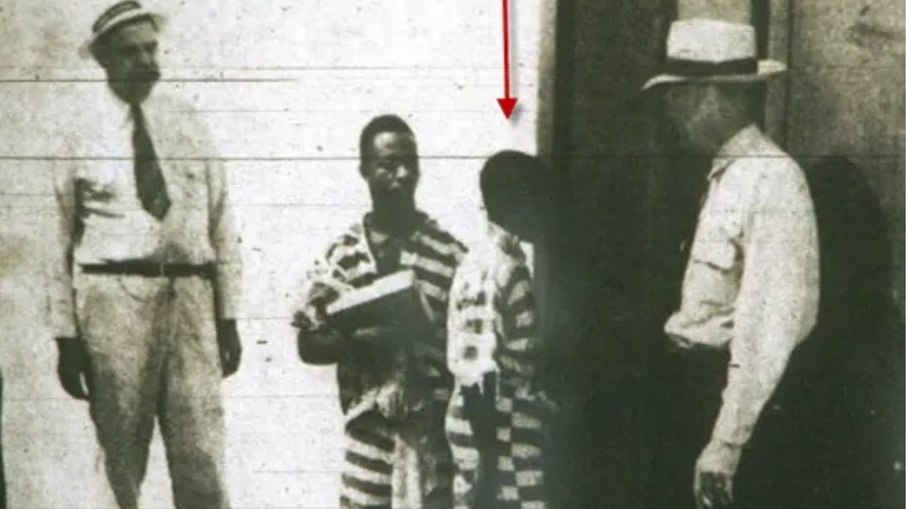 George Stinney Jr. indo para a cadeira elétrica.